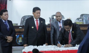Ditandatanganinya Usulan Pemberhentian Jabatan Bupati Dan Wakil Bupati, Ketua DPRD Yapen Ucapkan Terima Kasih Atas Karya Nyata Dan Pengabdian 2 Periode