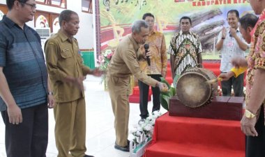 Assisten III Setda Yapen Membuka Lomba Vokal Paduan Suara Menyongsong HUT IKT Yapen Ke 50