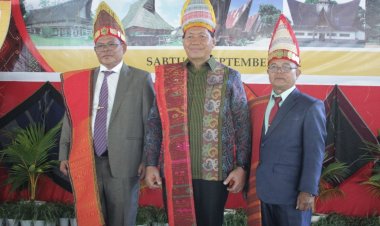 Hadiri Pengukuhan dan Pelantikan Ketua KMB Yapen Periode 2022-2025, Bupati Yapen Disuguhkan Semarak Budaya Batak