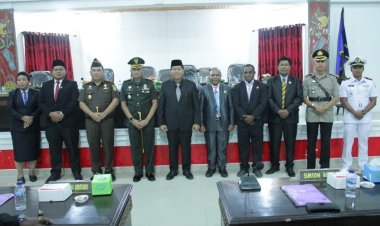 Bupati Yapen Tonny Tesar Sampaikan Nota Keuangan Rancangan P-APBD TA. 2022 pada pembukaan Rapat Paripurna IV DPRD Kabupaten Kepulauan Yapen