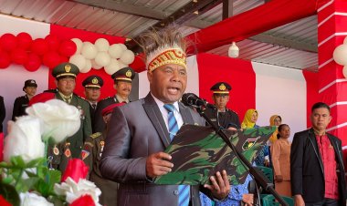 Momen Haru, Ketua DPRD Kepulauan Yapen Bacakan Teks Proklamasi Saat Upacara HUT RI ke-77