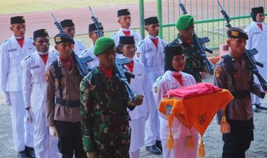 Eksklusif Formasi Paruh lembing, Tim Paskibraka Pancasila Sakti Turunkan Sang Saka Merah Putih pada Upacara Penurunan Bendera HUT RI Ke-77 di Stadion Marora Serui