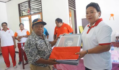 Hadiri Sosialisasi Wawasan Kebangsaan dan Penyerahan Simbol-simbol Kebangsaan, "Nilai Pancasila harus Ditanamkan Sejak Dini Kepada Anak Didik" pesan Sekda Erny R. Tania