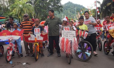 Jelang HUT RI Ke-77, Parade Sepeda Hias Siswa SD Ramaikan Kota Serui