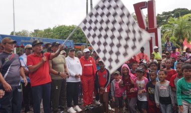 Semangat Merah Putih, Ratusan Masyarakat Serui Ikut Jalan Santai Meriahkan HUT RI Ke-77