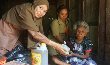 "DOOR to DOOR" Pegawai Dinas Sosial Kepulauan Yapen Kunjungi Rumah Lansia OAP dan Distribusi Bantuan Jaminan Hidup, 18 Paket Sembako