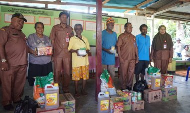 Dinas Sosial Salurkan Paket Sembako Kepada Lansia OAP, " Lansia yang Rentan dan tidak Punya Penghasilan itu Jadi Prioritas” Ucap Saskar Paiderouw