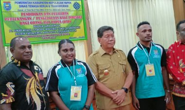 "Apresiasi Kepada Pemda Yapen dan Pihak PT. SWPI telah melaksanakan Pendidikan dan Pelatihan Industri Pengolahan Kayu untuk 40 Orang Asli Papua (OAP)" Ucap Wakil Ketua II DPRD 