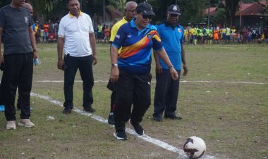 Perdana, Sekda Kepulauan Yapen Erny R. Tania Buka Kegiatan Turnamen Sepak Bola Wanita dalam Rangka HUT Kemerdekaan RI Ke-77