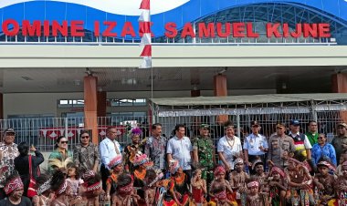 Bupati Tonny Tesar Resmikan Terminal Penumpang Pelabuhan Laut "Domine Izak Samuel Kijne" Wajah Baru Kota Serui, Icon Baru Kabupaten Kepulauan Yapen 