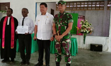 Dandim 1709/Yawa Dampingi Bupati Yapen Melaksanakan Peletakan Batu Pertama Pembangunan Gereja Baru Imanuel Ambaidiru