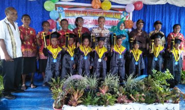 Meriah Penamatan Peserta Didik PAUD Wadamomi, Bupati Kepulauan Yapen Apresiasi Atas Dukungan Pendidikan Masyarakat Kampung Wadapi