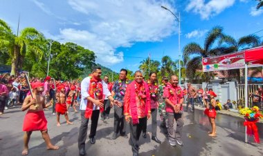"Pela Gandong, Sagu Salempeng Patah Dua, Iris di Kuku Rasa di Jantung, Ale Rasa Beta Rasa" pesan Bupati Tonny Tesar pada Peringatan Hari Pattimura 