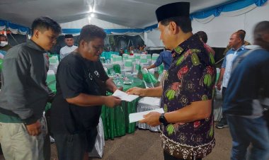 Penghujung Ramadhan, Bupati Tonny Tesar berbagi THR untuk Tukang Ojek, Supir Taksi dan Anak-anak Yatim