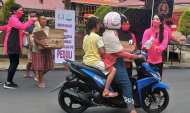 Ketua Bhayangkari Polres Kepulauan Yapen Berbagi Takjil Berbuka Puasa Pada Pengguna Jalan Raya