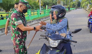 Berbagi Takjil Ramadhan, Dandim 1709/Yawa dan Ketua Persit KCK Cab. XXII Turun Langsung ke Jalan