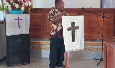 Wabup Frans Sanadi pesan "Terus Tingkat Ketrampilan Skil Operator Komputer, Sebagai Bekal Ketrampilan Diri" Pada Penutupan Pelatihan Komputer Gratis Yayasan Bengkel Kerja Papua