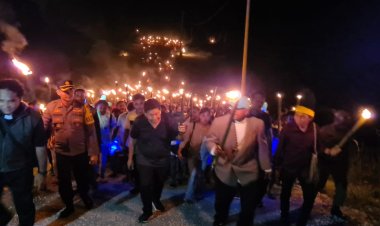 Nyala Terang Obor di Saat Paskah dan Sambut Fajar di Monumen Kasih Kristus