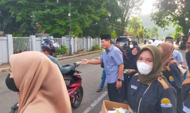 Spontan... ! Bupati Tonny Tesar Ikut Berbagai Takjil di Depan Alun-alun Trikora Bersama Siswa-siswi Kerohanian Islam SMA Negeri 1 Serui