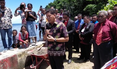 Bupati Tonny Tesar Awali Peletakan Batu Pertama Pembangunan Tugu Peringatan 1 Abad Masuknya Injil di Kampung Tarau