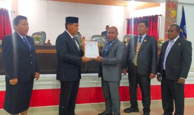 Penutupan Rapat Paripurna I, DPRD Bersama Pemerintah Daerah Kepulauan Yapen Sahkan 2 (Dua) Rancangan Peraturan Daerah Menjadi Peraturan Daerah