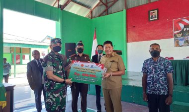 Bupati Kepulauan Yapen Tonny Tesar Hadiri Penyaluran Bantuan Tunai BTPKLWN-TNI Kodim 1709/Yawa