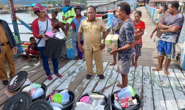 Wabup Frans Sanadi bersama Wakil Ketua TP PKK Menyalurkan Bantuan Korban Bencana Alam di Ansus Distrik Yapen Barat