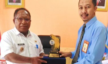 Terima Penghargaan "Bangga Bayar Pajak" dari KP2KP Serui, Wabup Frans Sanadi ajak "Masyarakat Kepulauan Yapen untuk Laporkan SPT Tahunan melalui Aplikasi e-Filing"