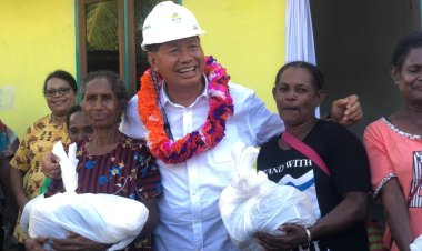 Bupati Tonny Tesar Resmikan Launcing Listrik Masuk Kampung, Masyarakat Sasawa dan Kanawa Nikmati Listrik PLN "Semua Ini Upaya untuk Masyarakat Lebih Sejahtera"