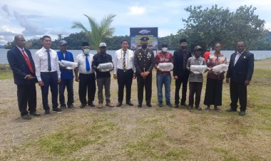 Moment HUT ke-53 Kabupaten Kepulauan Yapen, Dandim 1709/Yawa Bersama Bupati dan Forkopinda Menyerahkan Bantuan Benih Ikan