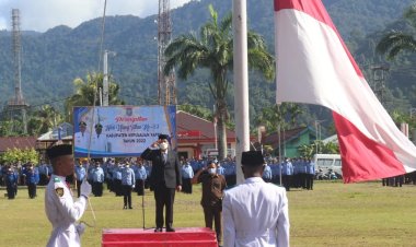 Penuh Khidmat Bupati Tonny Tesar Pimpin Upacara Bendera Peringati HUT ke-53 Kabupaten Kepulauan Yapen