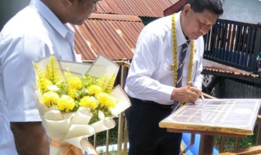 Usai Upacara HUT Kabupaten ke-53, Bupati Tonny Tesar Resmikan Makam Hugo Kijne, dan Jadi Situs Sejarah