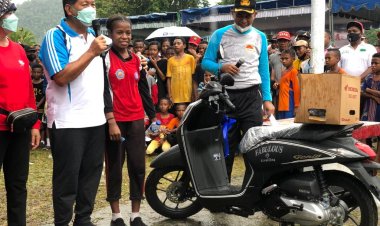 Bawa Pulang 1 Unit Motor Honda Genio, Medel Sumbari Siswi SMP Negeri 1 Menangis Haru, "Ini karena Doa Mama, Terima Kasih Bapak Bupati" Siapakah Siswi ini ?