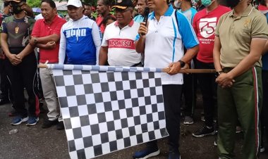 Di Tengah-tengah Ribuan Masyarakat, Bupati Tonny Tesar Membuka dan Melas Peserta Jalan Santai