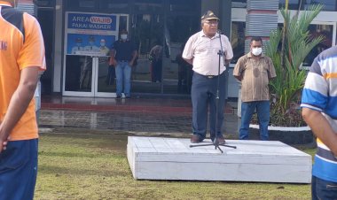 Pada Apel Gabungan Wakil Bupati Frans Sanadi ingatkan Pelaksanaan Upacara HUT Kabupaten ke-53 di Hari Senin, 07 Maret 2022