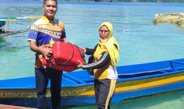 Serahkan 1 Unit Perahu Fiber dan Motor Tempel 15 PK, Ade Yullen Banua (AYB) harap Maksimalkan Pelayanan Kesehatan di Kampung Distrik Poom