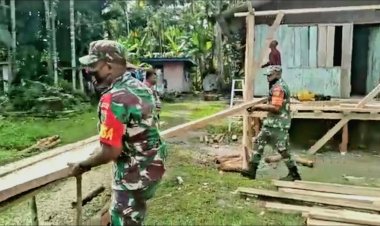 Bantu Kesulitan Masyarakat, Koramil 1709-01/Yapen Selatan Lakukan Karya Bakti Pembangunan Rumah Warga Binaannya