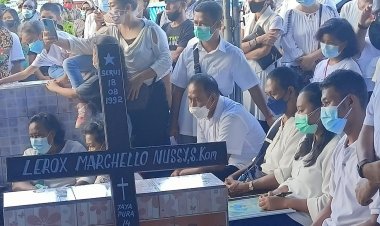 Penuh Haru, Bupati Tonny Tesar Meletakan Krans Bunga pada Pusara Lerox Marchello Nussy