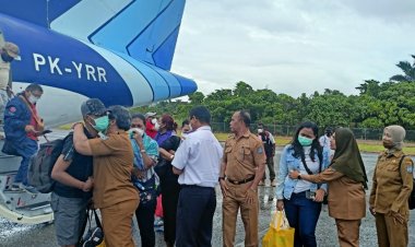 Berselimut Duka, Jenazah Alm. Marchel Nussy Putra dari Alexander Nussy tiba di Bandara Kamanap Serui