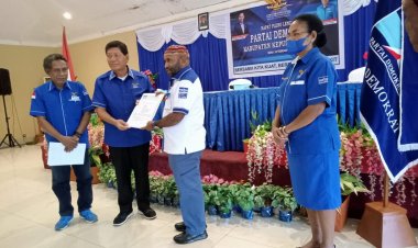 S A H ...! Ketua DPC PD Kep. Yapen Tonny Tesar bersama Pengurus Berikan "Surat Sakti" ke RHP ; menuju 01 DPD PD Provinsi Papua