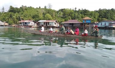 Dengan Perahu Dayung, Babinsa Koramil 1709-04/Yapen Barat, Mengantar Anak-Anak Bersekolah di SD YPK Ansus