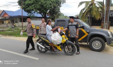 Bulan Yang Penuh Berkah, Polsek Rate-Rate Bagikan Takjil Kepada Para Pengguna Jalan