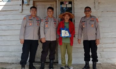 Peduli Masyarakat Kurang Mampu, Polres Kolaka Timur Salurkan Sembako Di Tirawuta