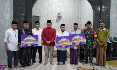 Awali Safari Ramadan di Tirawuta, Plt Bupati Kolaka Timur Serahkan Bantuan Pembangunan Masjid