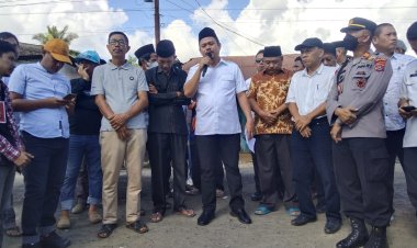 Gelar Aksi Blokade Jalan Poros Ladongi – Lambandia, Azis : Tuntutan Masyarakat Akan Sepenuhnya Saya Perjuangkan