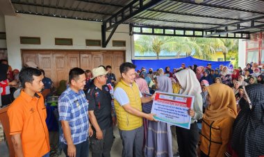 Abdul Azis Kembali Serahkan Sejumlah Bantuan Sosial Kepada KPM Di Kecamatan Aere