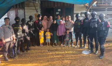Amankan Pilkades Di Routa, Satbrimob Polda Sultra Sempatkan Menyambangi Rumah Penderita Gizi Buruk Di Parudongka