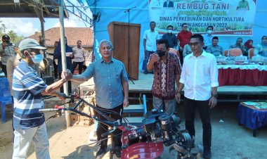 Sapa Petani Di Ladongi, Pj Bupati Kolaka Timur Salurkan Sejumlah Bantuan