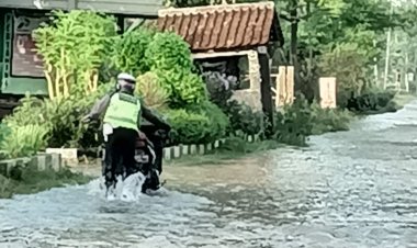 Banjir Genangi Ruas Jalan Di Wilayah Kecamatan Mranggen Polisi Bantu Dorong Motor Warga