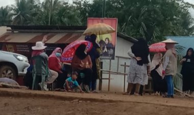 Diduga Management PT. VDNI dan PT. OSS Ingkar Janji, Emak-Emak Di Desa Tani Indah Gelar Aksi Blokade Jalan Houling